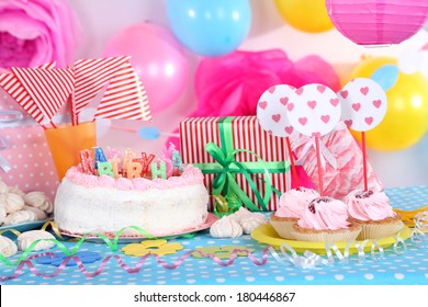 Table de fête pour l'anniversaire sur les décorations de fête 