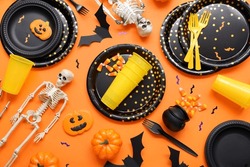 Ensemble De Tables Festives Avec Décorations D'Halloween Sur Fond Orange