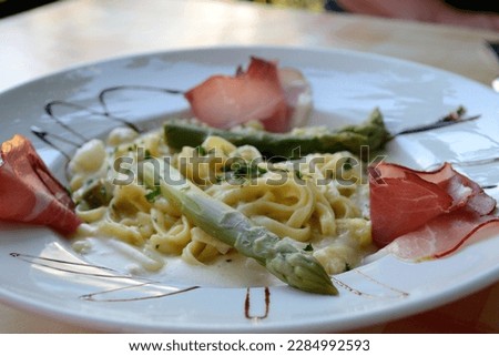 Festively prepared noodles with asparagus cream sauce