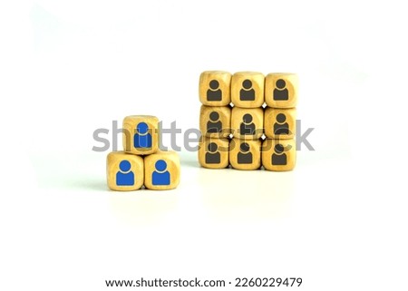 few big clients vs many small client's symbolized with cubes on white background.