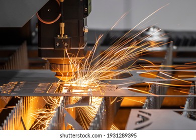 Die Faserlaserschneidemaschine schneidet die Metallplatte. Die hochtechnologische Blechherstellung durch Laserschneidmaschine. 