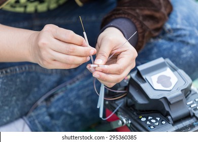 Fiber Optic Fusion Splicer In Field