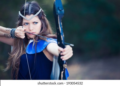 Fiktion-Wald-Jägermädchen mit Bogen und Pfeil