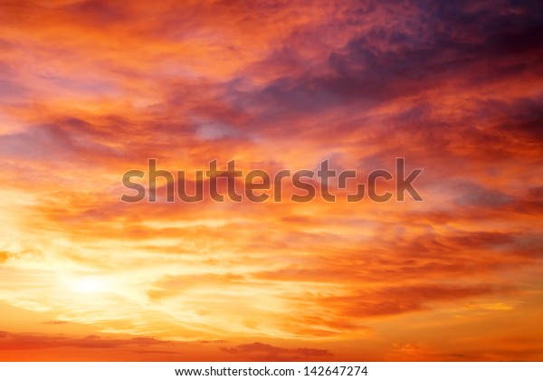 炎のオレンジの夕焼けの空 美しい空 の写真素材 今すぐ編集