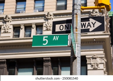 Fifth avenue green sign 5 th Av New York Manhattan USA