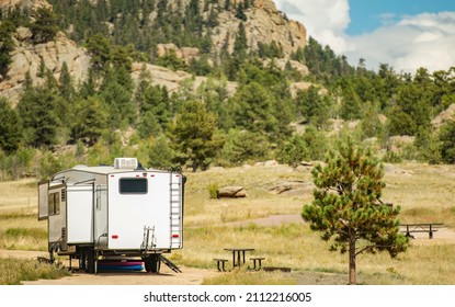 Fünfte Reise-Reiseleiter-Straße im Bundesstaat Colorado. Scenic Mountain Area RV Park. Thema Freizeitfahrzeuge.