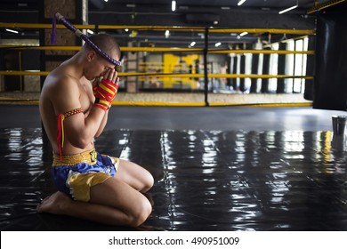 Fighter Muay Thai bowed in the ring