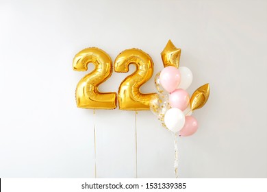 22 gold balloons