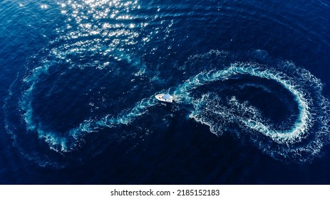 Figure 8s On The Adriatic Sea