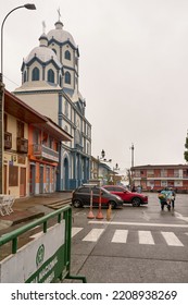 Filandia, Quindío Colombia - September 16, 2022. Church Of Filandia Located In The Town's Park. Next Door Beautiful Bahareque Houses With Colorful Doors.