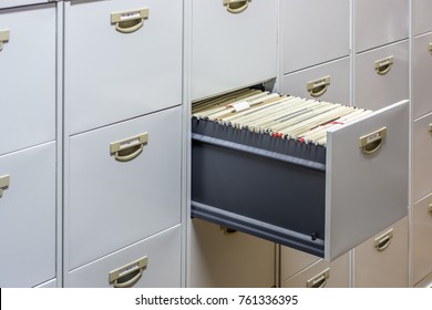 Dateikasten mit einer großen, offenen Schublade voller Dateien