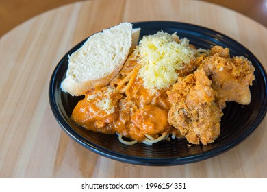 Filipino Style Spaghetti  With Chicken And Garlic Bread