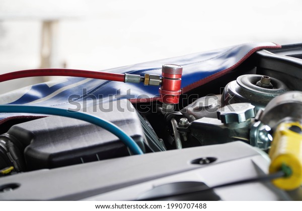 fill car air conditioner,Servicing car air\
conditioner. Service station. Car\
repair.