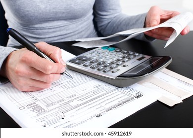 Filling The Form 1040. Standard US Income Tax Return