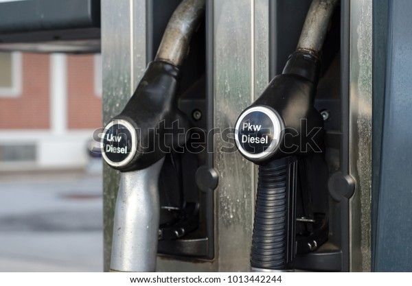 Filling Lkw Pkw diesel in\
station