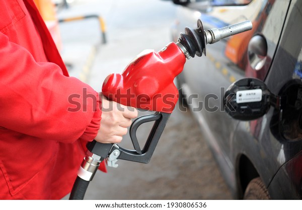 Filling station
Workers with gas station
guns