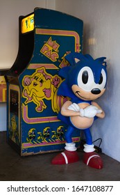 Fillmore, California - April 28 2019: A Rare, Vintage Sonic The Hedgehog Statue In Front Of A Ms. Pac Man Arcade Machine, At A Local Arcade Store.