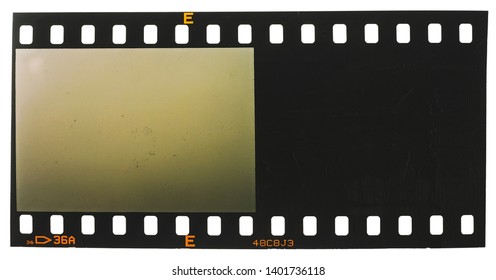 Filmstreifen mit leerer Filmzelle oder Rahmen und einem schwarzen sichtbaren Fenster, Filmstart oder ersten Rahmen auf weißem Hintergrund, fügen Sie Ihre Arbeit einfach ein, um den alten Filmeffekt zu erzielen