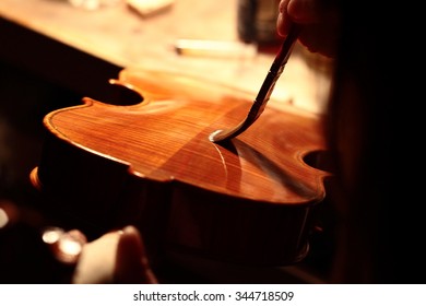 Final Touch. Napoletan Violin Maker