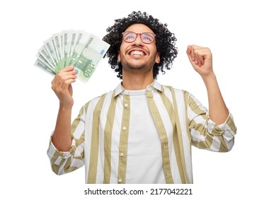 Finanz-, Währungs- und People-Konzept - glücklicher Mann, der hunderte Euro-Geldscheine hält und den Erfolg auf weißem Hintergrund feiert