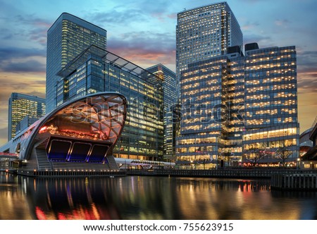 The financial district Canary Wharf in London during sunset Stockfoto © 