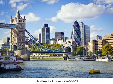 Distrito financeiro de Londres e a Tower Bridge
