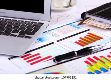 Diagramme und Grafiken des Finanzpapiers auf dem Tisch