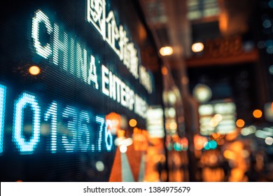 Bildschirm-Tafel für die Anzeige des Börsenmarktes auf der Straße, selektiver Fokus