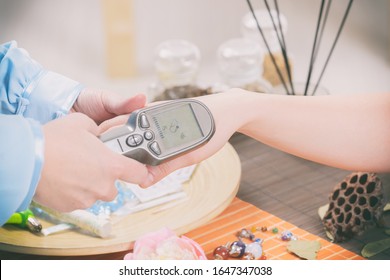 Finding an acupuncture point with electronic device which could be also used to apply lectroacupuncture, PENS