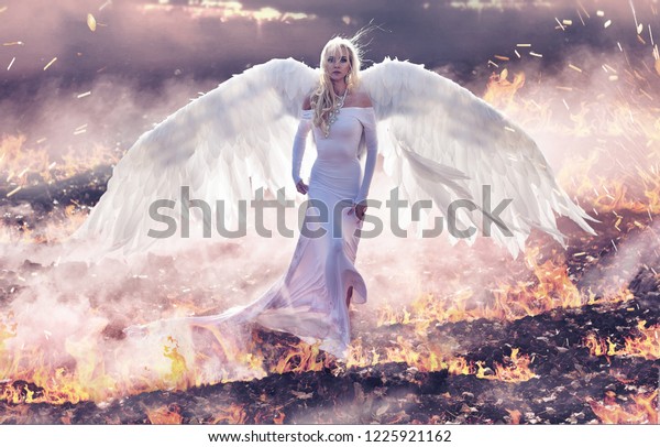 美術画像 炎の野原を歩く美しい天使の女性 の写真素材 今すぐ編集