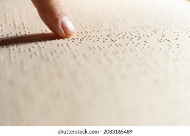 a finger following the reading of a page written in the Braille alphabet.
