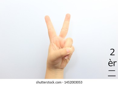 Finger language number of Chinese is meaning number two,Translate Chinese characters 