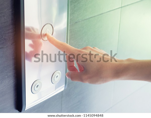 指でエレベーターのボタンを押し 上下のボタンを押します 女性がエレベーターのボタンを押します 指がエレベーターのボタンを押す の写真素材 今すぐ編集