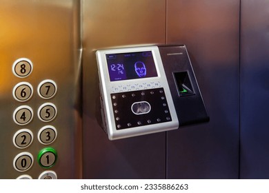The fingerprint access control terminal with face recognition function installed in the elevator of the business center monitors attendance in real time