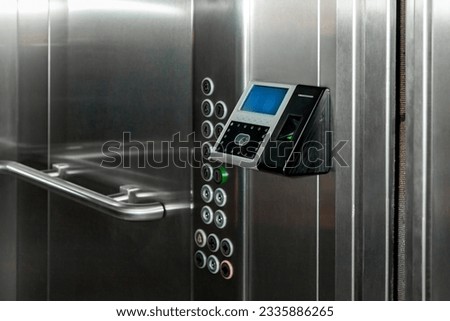 The fingerprint access control terminal with face recognition function installed in the elevator of the business center monitors attendance in real time