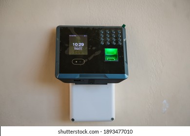 The fingerprint scanner to record working time.