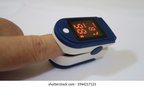 Fingertip Pulse Oxymeter To Measure Blood Oxygen Saturation Level