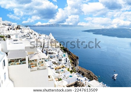 Fira, Santorini (Thira), views of the white houses with their cobbled streets. Village bathed by the South Aegean Sea, in the Cyclades, Greece Imagine de stoc © 