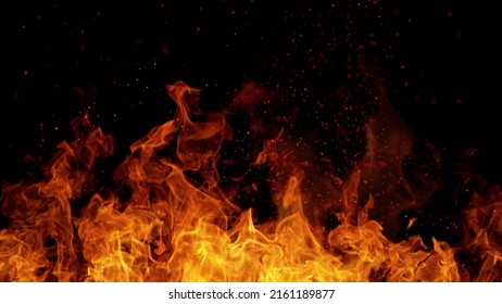 Incendio de fondo abstracto con llamas y espacio de copias. Aislado sobre fondo negro.