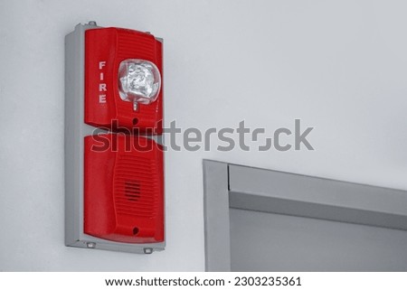 Fire alarm with built in emergency strobe light and sounder installed on the wall in public building. Foto d'archivio © 