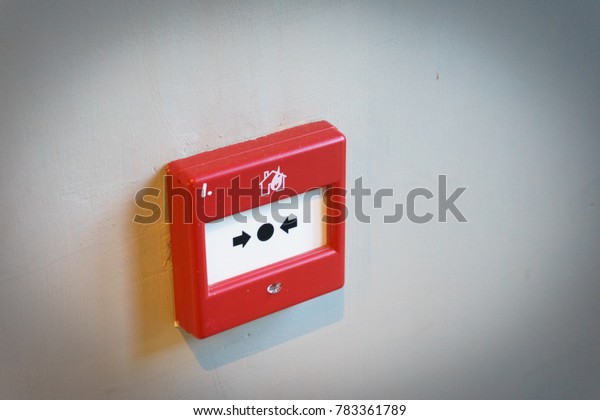木のグレイの壁に火災報知装置と2つの消火器とセキュリティシステムボタン写真素材 Shutterstock