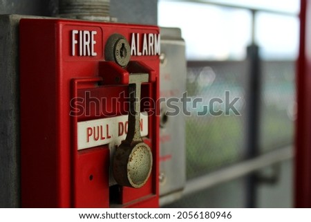 The fire alarm switch is installed on the high angle wall, if there is a fire, it can be clearly seen and used in a timely manner.