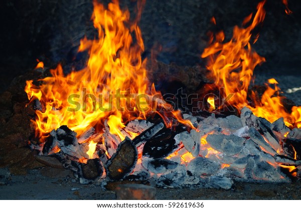 火 燃える火 火の壁紙 火の効果 の写真素材 今すぐ編集 592619636