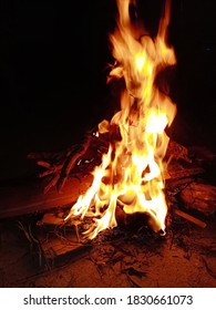 Bhogi-Mantalu-Feuer im Dorf
