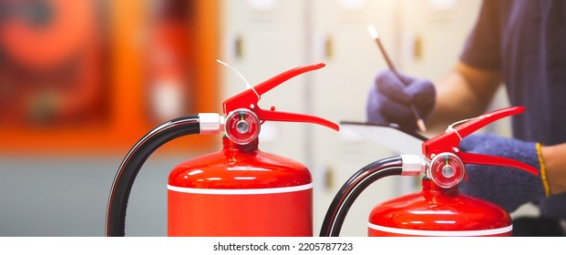 El extintor de incendios dispone de un dispositivo de inspección manual de control de los indicadores de presión para preparar equipos contra incendios para la protección y prevenir en casos de emergencia y el concepto de entrenamiento de sistemas de seguridad o rescate y alarma.