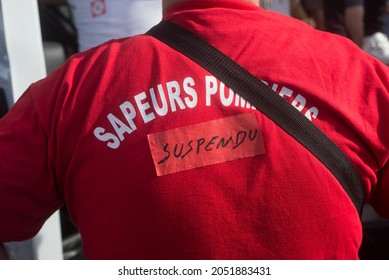  Fire Fighter Protesting Against The Compulsory Vaccination With Text In French On His Tee Shirt : Sapeurs Pompiers Suspendu, Traduction In English : Fire Fighter Suspended