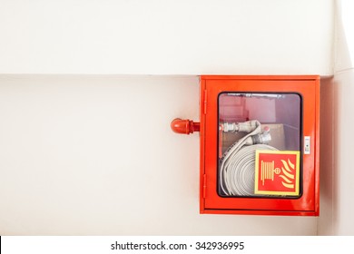 an fire hose hanging on the wall in an staircase