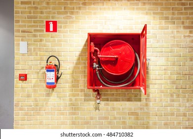 an fire hose hanging on the wall in an staircase