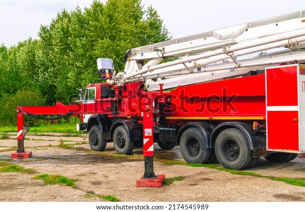 Fire truck for extinguishing tanks with\
air-mechanical foam. A fire truck for extinguishing tanks with\
flammable liquids. Fire truck for extinguishing large fires at oil\
refining plants.