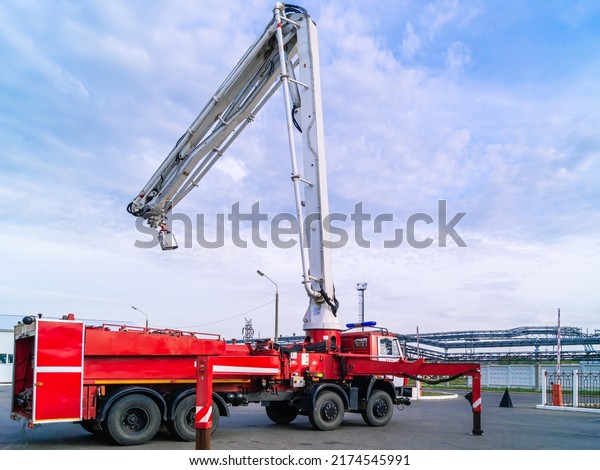 Fire truck for extinguishing tanks with\
air-mechanical foam. A fire truck for extinguishing tanks with\
flammable liquids. Fire truck for extinguishing large fires at oil\
refining plants.